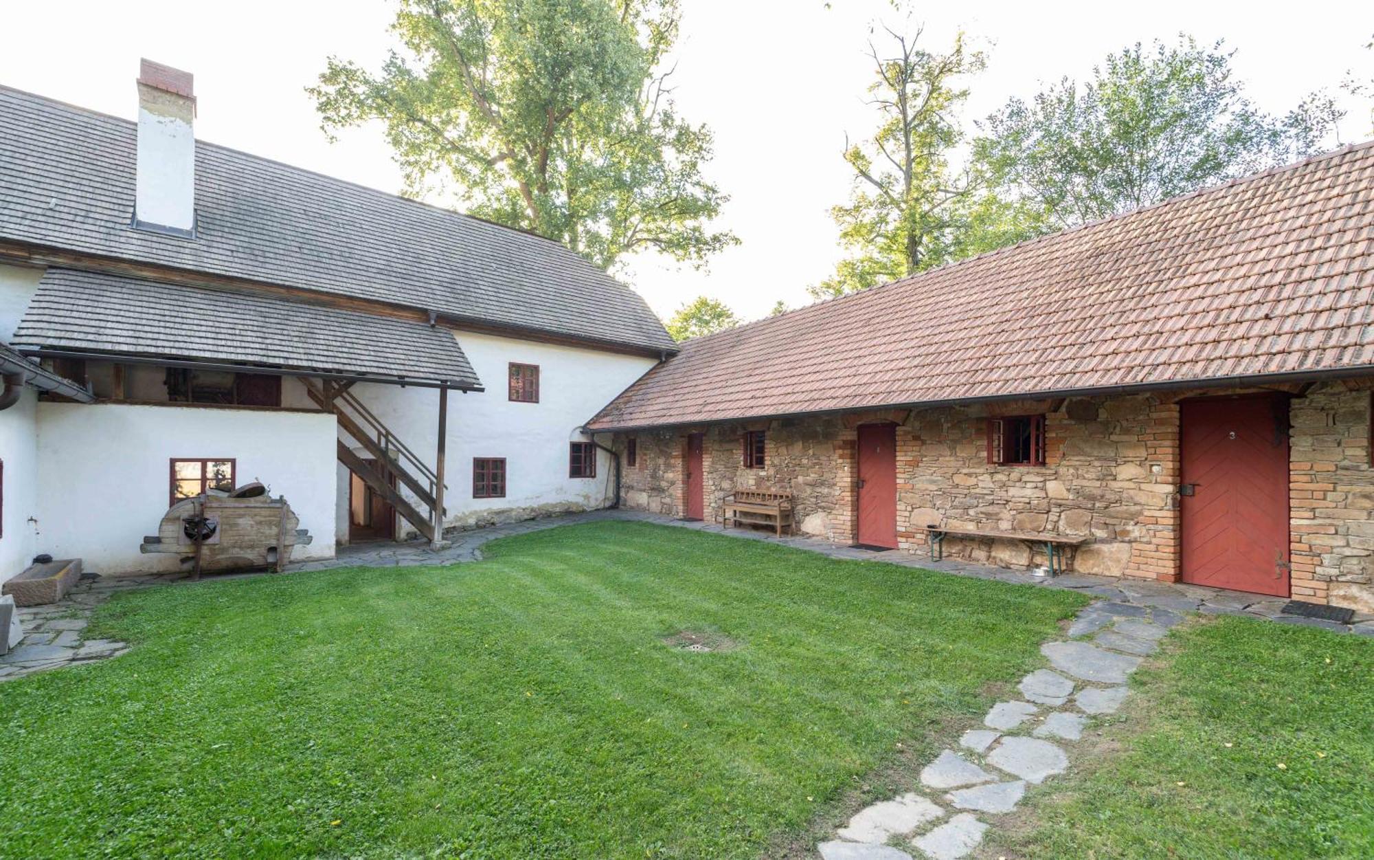Отель Porcuv Mlyn Bykovice Экстерьер фото
